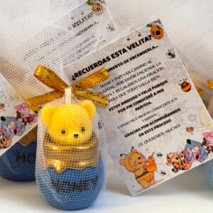 Vela mini Winnie en tul amarilla con tarjeta personalizada souvenir baby shower